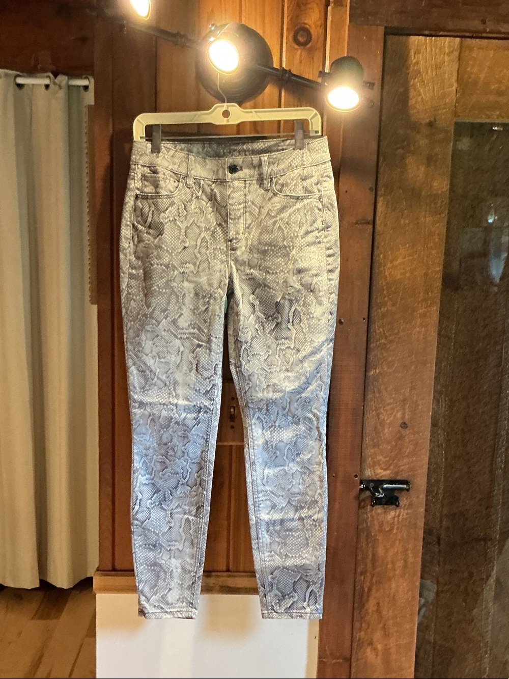 Skinny Jeans in Gray Snake Print - Women